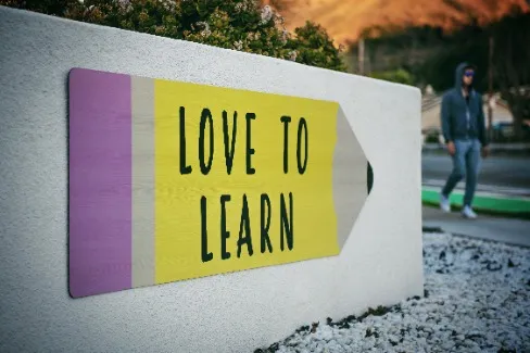 A “Live to learn” sign on a desk